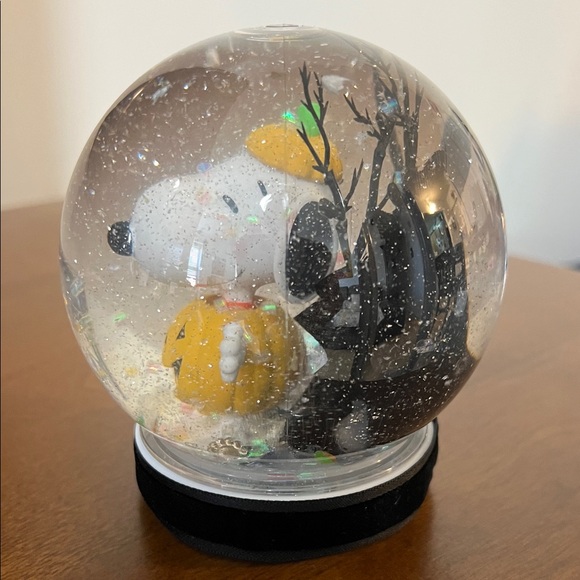 SNOOPY Pumpkin Snow Globe - Picture 4 of 13